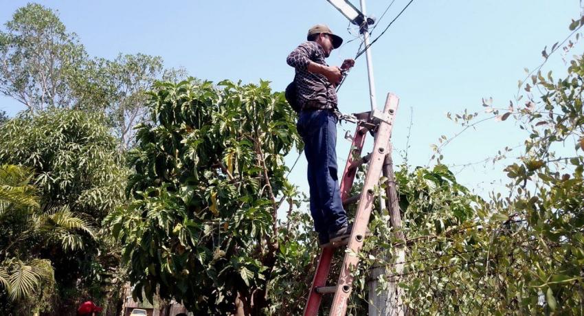 Gobierno de Zihuatanejo atiende alumbrado en comunidades de la ciudad. 