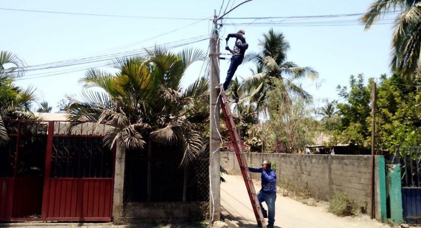 Gobierno de Zihuatanejo atiende alumbrado en comunidades de la ciudad. 
