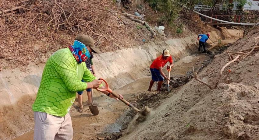 Gobierno de Zihuatanejo recolecta 955 toneladas de la limpieza del canal pluvial Primavera de la Col. Los Barriles