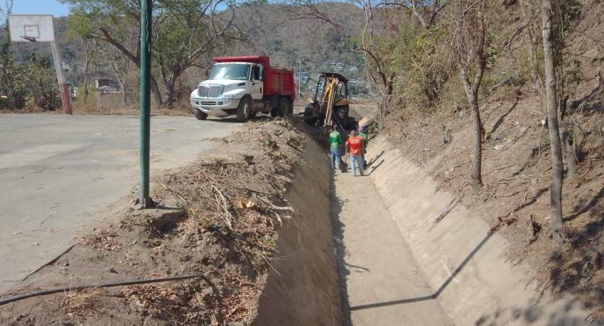 Gobierno de Zihuatanejo recolecta 955 toneladas de la limpieza del canal pluvial Primavera de la Col. Los Barriles