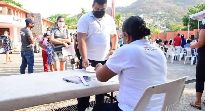 Alcalde Jorge Sánchez Allec entrega apoyos a más familias para que mejoren sus viviendas