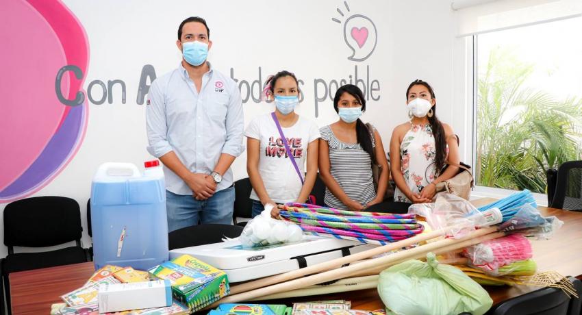 DIF entrega insumos de limpieza y útiles escolares a escuela.