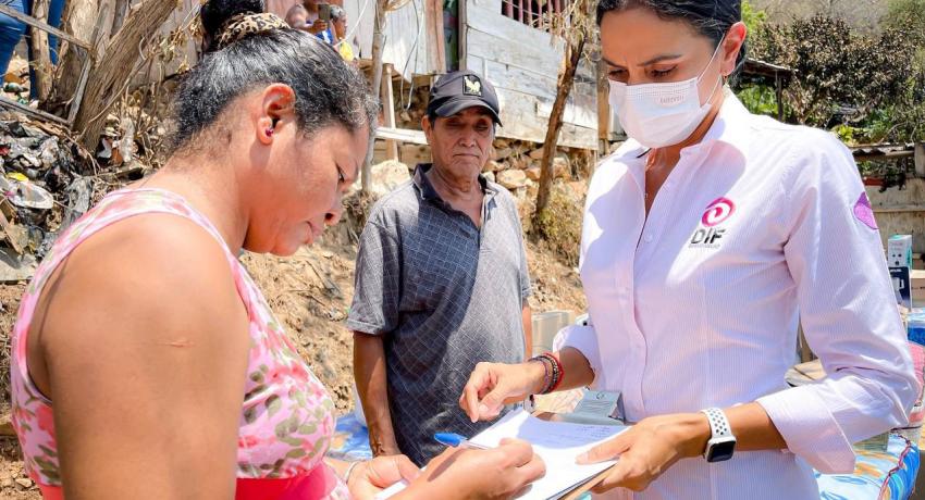 DIF brinda apoyo a familia de damnificados en la colonia Chula Vista.