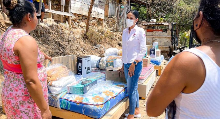 DIF brinda apoyo a familia de damnificados en la colonia Chula Vista.