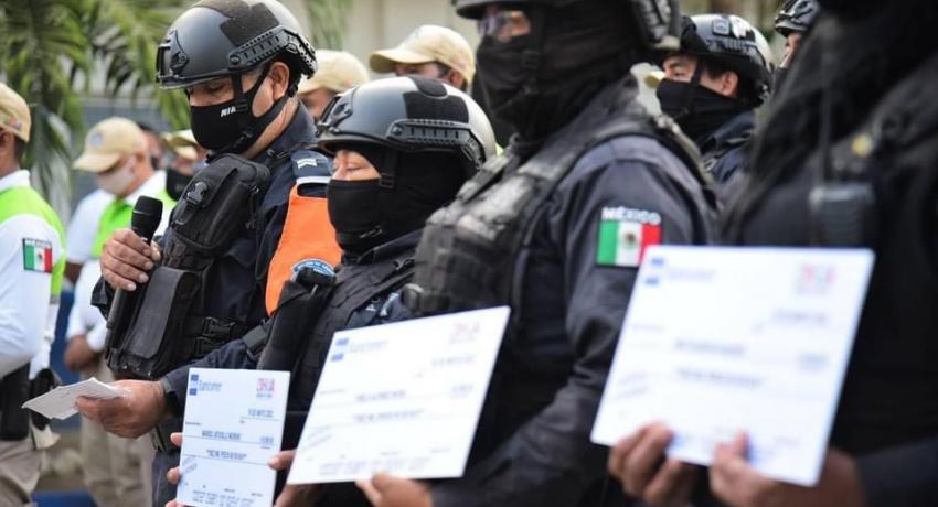 Alcalde Jorge Sánchez Allec entrega apoyos para vivienda a elementos de Seguridad Pública