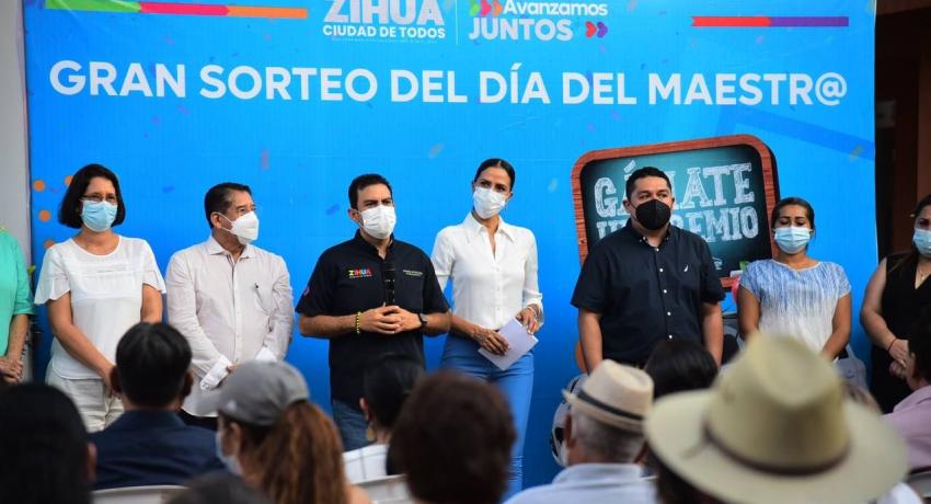 Jorge Sánchez entregó vehículo en Gran Sorteo del Día del Maestro