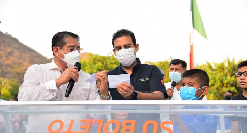 Jorge Sánchez entregó vehículo en Gran Sorteo del Día del Maestro