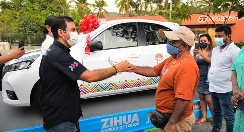 Jorge Sánchez entregó vehículo en Gran Sorteo del Día del Maestro