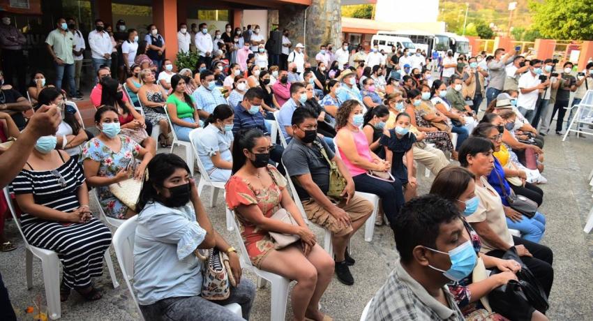 Jorge Sánchez entregó vehículo en Gran Sorteo del Día del Maestro