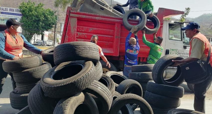 Servicios Públicos recolecta más de 20 toneladas de cacharros en colonias de Zihuatanejo