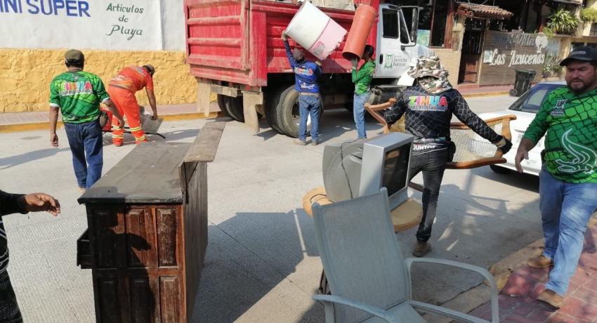 Servicios Públicos recolecta más de 20 toneladas de cacharros en colonias de Zihuatanejo