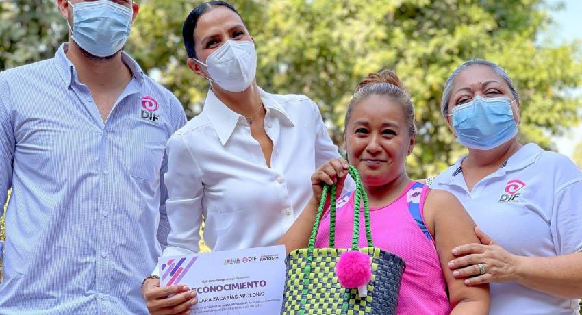 Presidenta del DIF Zihuatanejo, Lizette Tapia Castro, clausura Cursos en Tu Colonia
