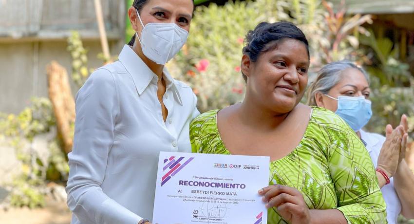 Presidenta del DIF Zihuatanejo, Lizette Tapia Castro, clausura Cursos en Tu Colonia