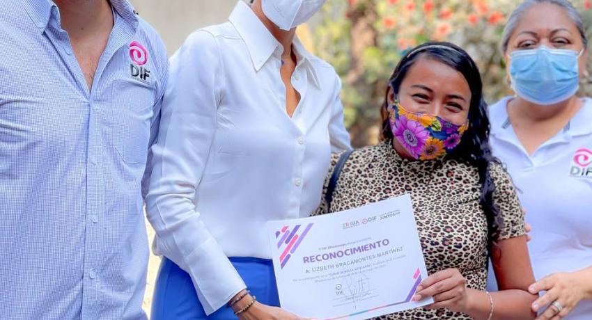 Presidenta del DIF Zihuatanejo, Lizette Tapia Castro, clausura Cursos en Tu Colonia