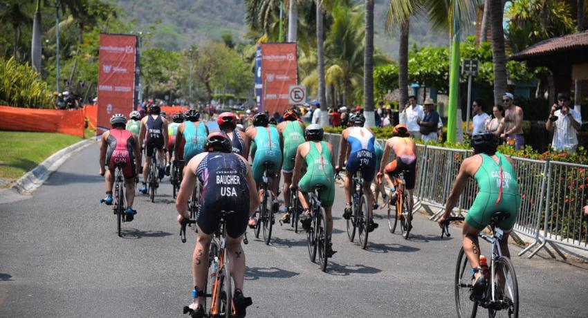 Con éxito se desarrolla Triatlón Ixtapa Zihuatanejo.