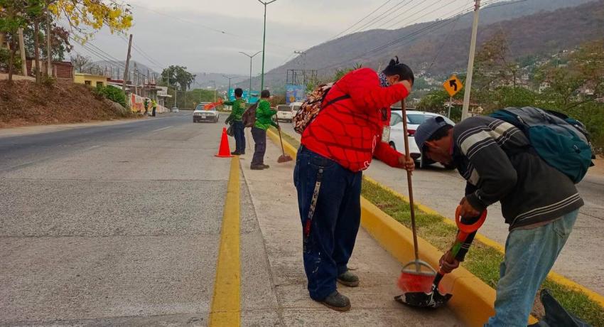 Servicios Públicos limpia boulevard al Aeropuerto y elimina 10 basureros clandestinos