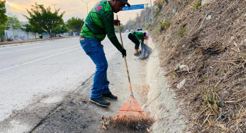 Servicios Públicos limpia boulevard al Aeropuerto y elimina 10 basureros clandestinos