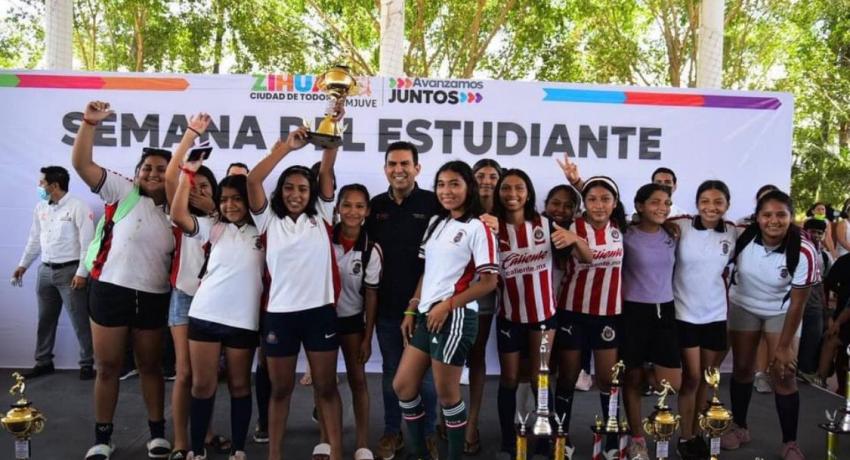 Alcalde Jorge Sánchez Allec entrega premios a ganadores de evento deportivo por Día del Estudiante