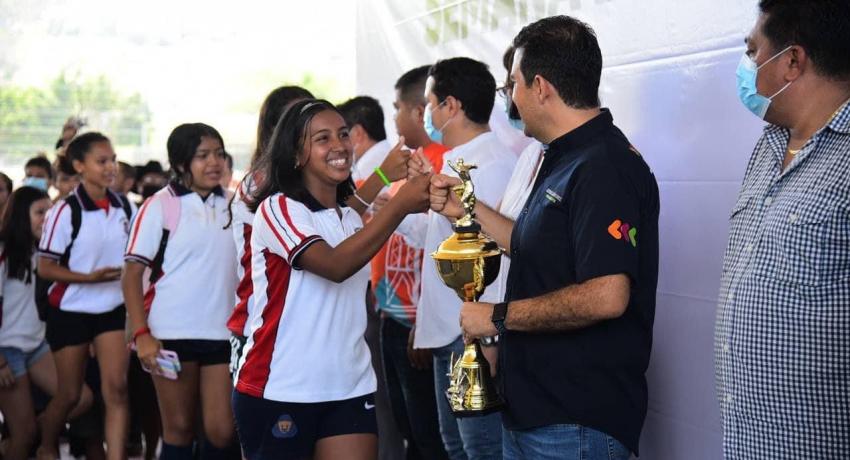 Alcalde Jorge Sánchez Allec entrega premios a ganadores de evento deportivo por Día del Estudiante