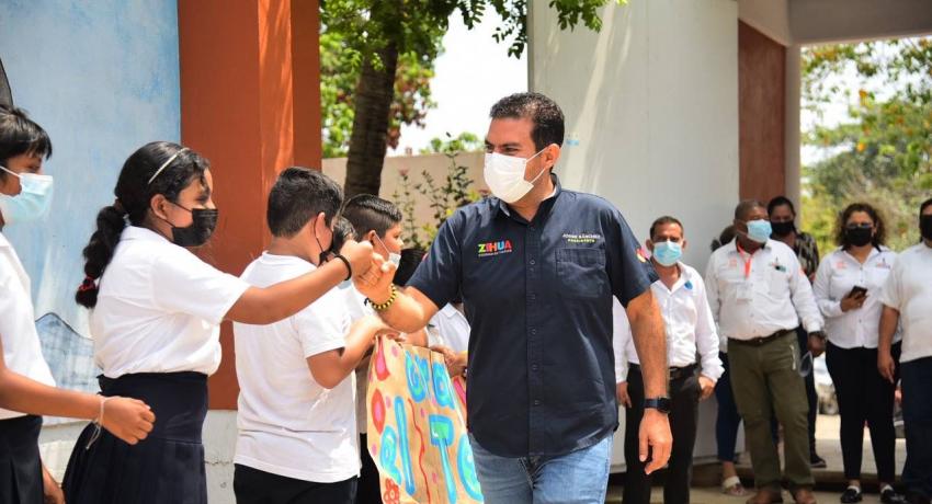 Presidente Jorge Sánchez Allec entrega cancha techada de escuela primaria Redención Tropical