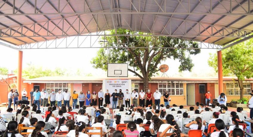 Presidente Jorge Sánchez Allec entrega cancha techada de escuela primaria Redención Tropical
