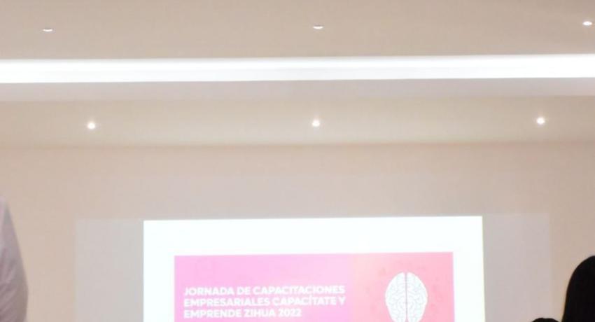 Lizette Tapia Castro felicita a estudiantes por capacitarse para proceso de emprendimiento