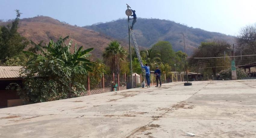 Gobierno de Jorge Sánchez Allec beneficia a comunidades serranas con programa Zihua Brilla