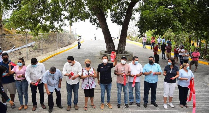 Presidente Jorge Sánchez Allec entrega dignificado acceso principal a colonia La Esperanza