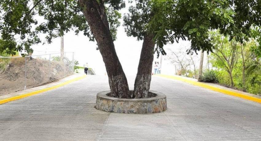 Presidente Jorge Sánchez Allec entrega dignificado acceso principal a colonia La Esperanza