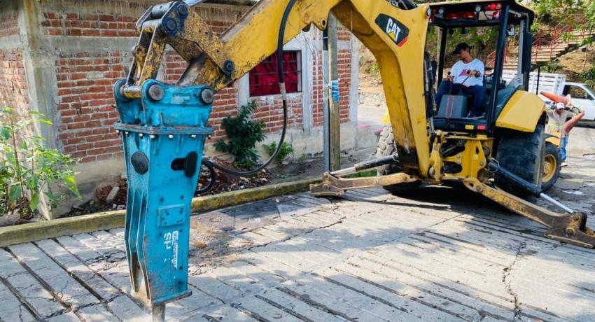 Servicios Públicos intensifica trabajos de bacheo en diferentes vialidades de Zihuatanejo