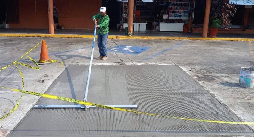 Servicios Públicos intensifica trabajos de bacheo en diferentes vialidades de Zihuatanejo