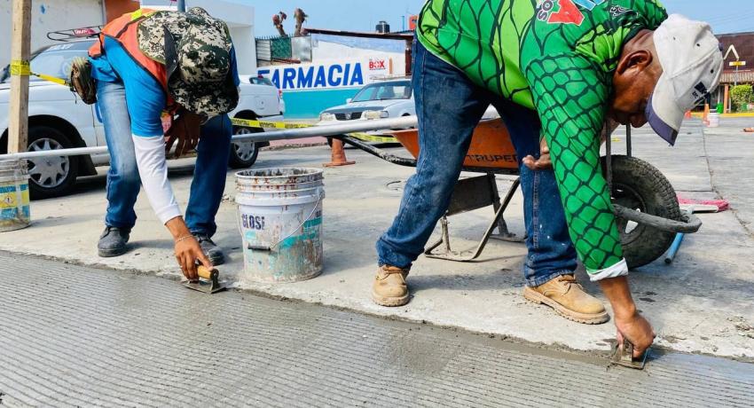 Servicios Públicos intensifica trabajos de bacheo en diferentes vialidades de Zihuatanejo