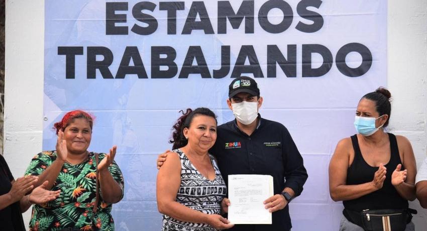 Presidente Jorge Sánchez Allec entrega nuevas electrificaciones que benefician a dos colonias