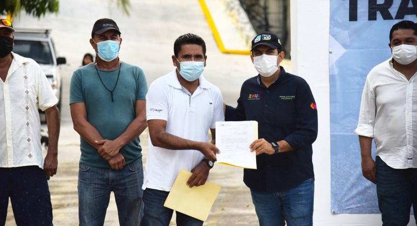 Presidente Jorge Sánchez Allec entrega nuevas electrificaciones que benefician a dos colonias