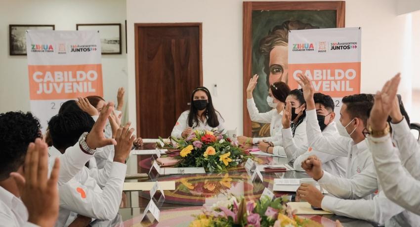 Presidente Jorge Sánchez Allec toma protesta a integrantes del Cabildo Juvenil 2022