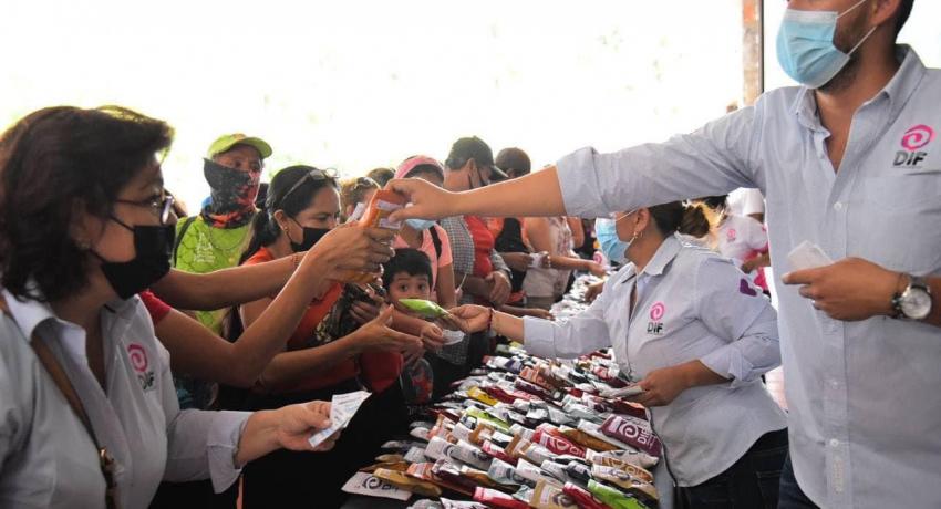 DIF Zihuatanejo entrega lentes graduados de forma gratuita.