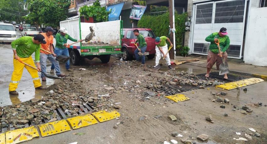 Por paso de lluvia, Gobierno de Zihuatanejo atiende de manera inmediata limpieza de la ciudad
