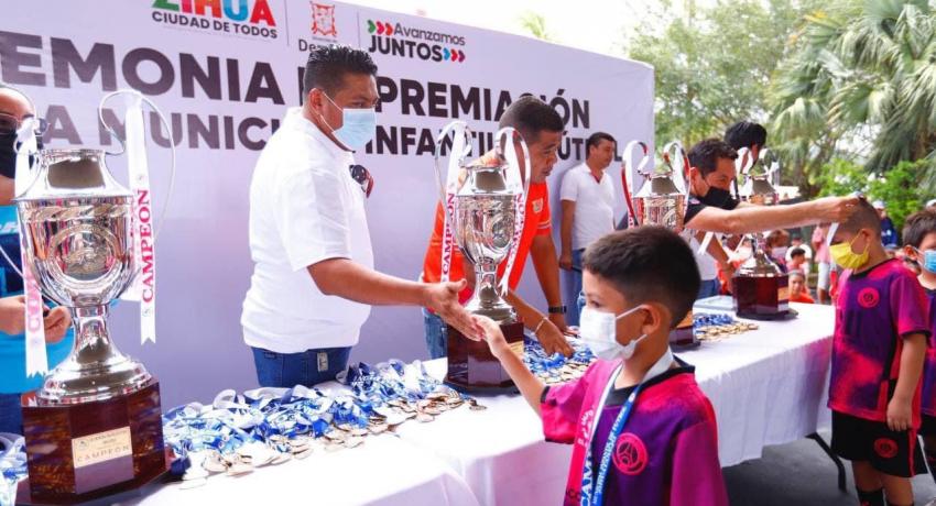 Culminó con éxito torneo de fútbol en la Liga Infantil Municipal de Zihuatanejo 