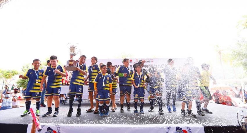 Culminó con éxito torneo de fútbol en la Liga Infantil Municipal de Zihuatanejo 