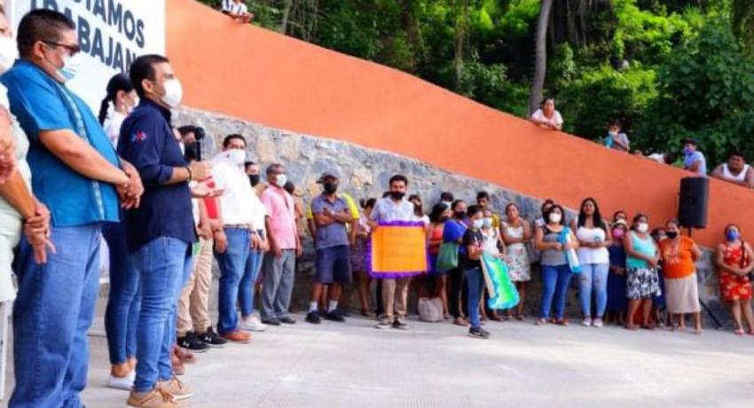 Presidente Jorge Sánchez constata el arranque de una nueva red de electrificación. 