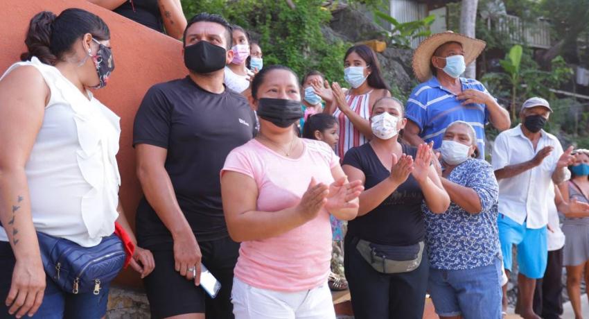 Presidente Jorge Sánchez constata el arranque de una nueva red de electrificación. 