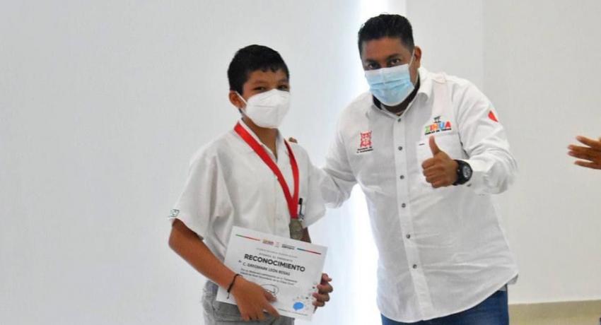 Gobierno de alcalde Jorge Sánchez Allec premia excelencia académica de 91 alumnos