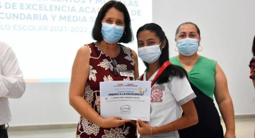 Gobierno de alcalde Jorge Sánchez Allec premia excelencia académica de 91 alumnos