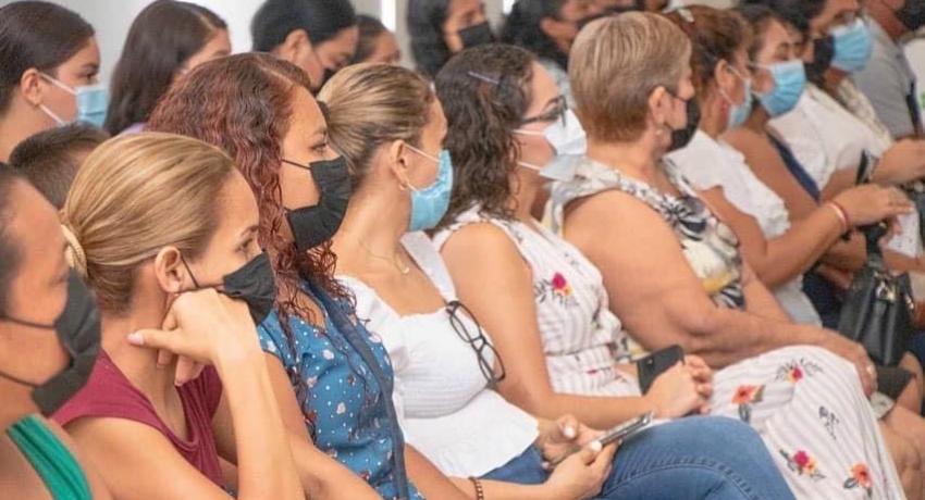 Lizette Tapia Castro toma protesta a integrantes de comités de Red Violeta en colonias