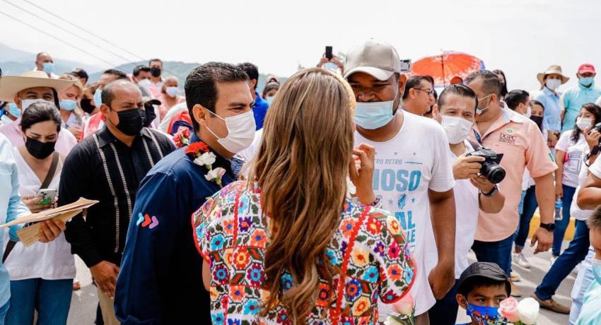 Evelyn Salgado Pineda y Jorge Sánchez Allec inauguran el circuito vial Brisas-6 de Enero  La gobernadora Evelyn Salgado Pineda y el presidente Jorge Sánchez Allec encabezaron el viernes de la semana pasada la inauguración del circuito vial que conecta a las colonias Brisas del Mar y 6 de Enero, una obra de infraestructura que tiene historia en la zona poniente de Zihuatanejo, toda vez que su ejecución se inició con dificultades y para concluir el proyecto fue necesaria una mezcla de recursos de los gobierno
