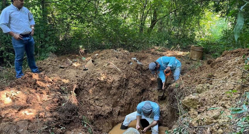 CAPAZ repara línea de conducción principal y reestablece servicio de agua potable