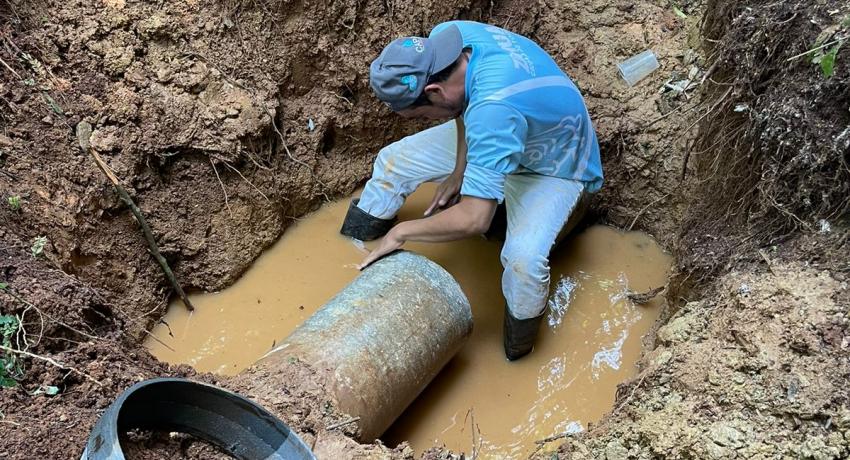 CAPAZ repara línea de conducción principal y reestablece servicio de agua potable