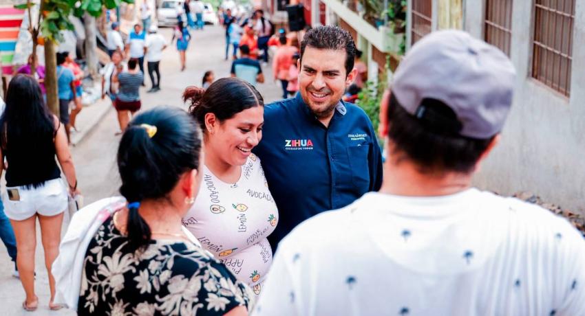 Alcalde Jorge Sánchez Allec entrega andadores construidos en colonia Salvador Espino.