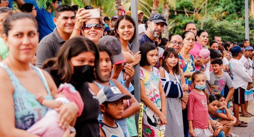 Gobierno de Zihuatanejo organiza desfile de la Revolución de gran participación y lucimiento