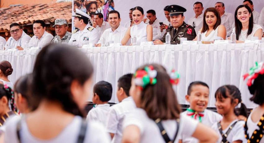 Gobierno de Zihuatanejo organiza desfile de la Revolución de gran participación y lucimiento